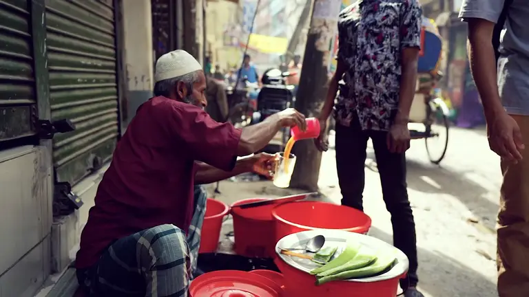 রাস্তার পাশে বসে ওষুধি গাছের বাকল ও পাতায় তৈরি শরবত বিক্রি করেন কেউ কেউ